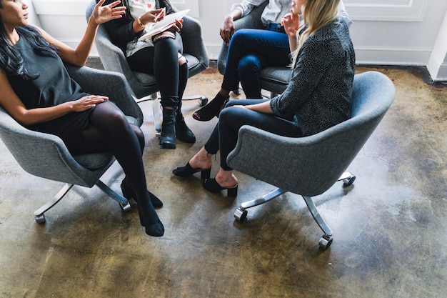 Mulheres de negócios brainstorming no escritório