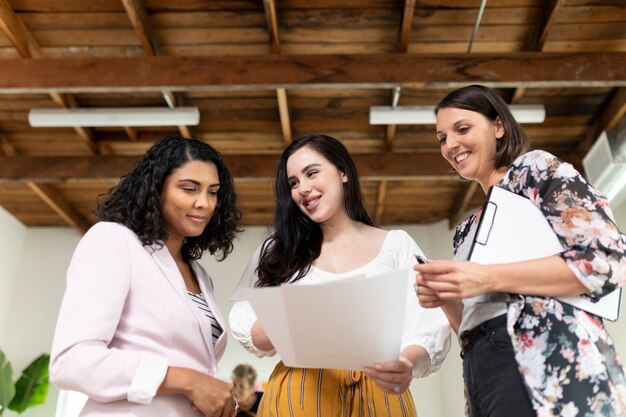 Mulheres de negócios discutindo um projeto no escritório