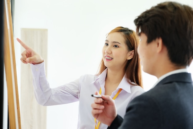 Foto mulheres de negócios e consultoras estão discutindo e planejando o marketing e aumentando os lucros dos investimentos.