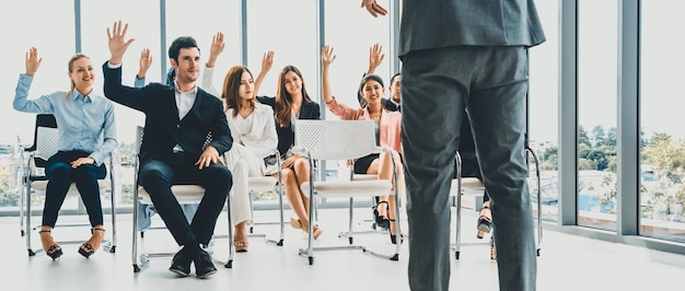 Mulheres de negócios e homens de negócios em reuniões de grupo