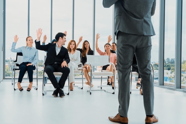 Mulheres de negócios e homens de negócios em reuniões de grupo