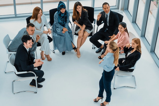 Mulheres de negócios e homens de negócios em reuniões de grupo