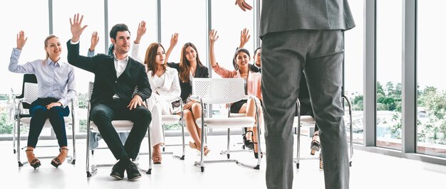 Mulheres de negócios e homens de negócios em reuniões de grupo