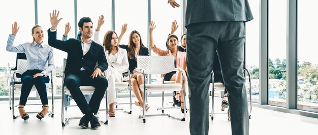 Mulheres de negócios e homens de negócios em reuniões de grupo