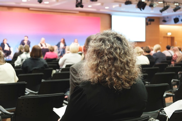 Mulheres de negócios e pessoas a ouvir a conferência Imagem horizontal