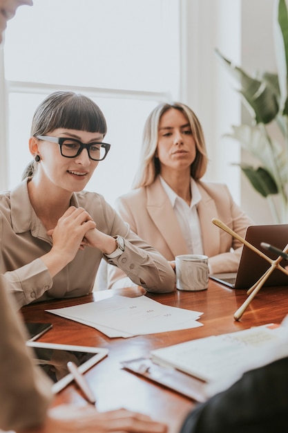 Mulheres de negócios em reunião de escritório