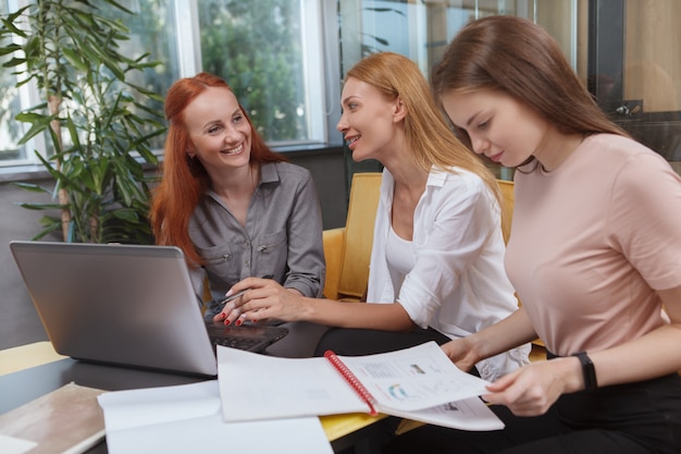 Mulheres de negócios em reunião