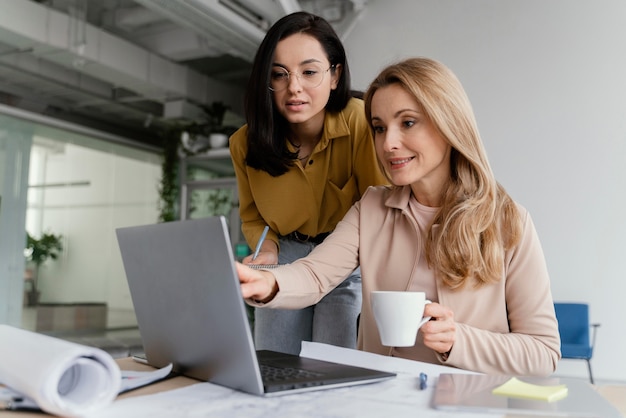 Mulheres de negócios falando sobre um projeto em uma reunião