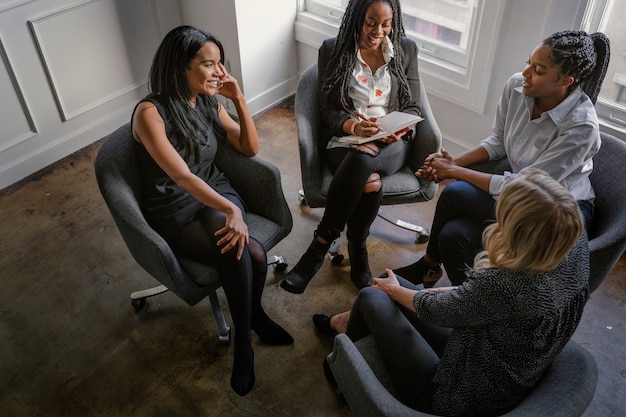 Foto mulheres de negócios felizes em reunião no escritório