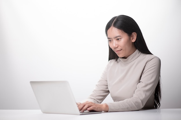 Mulheres de negócios inteligentes estão trabalhando