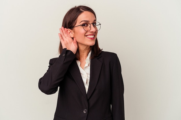 Mulheres de negócios jovens isoladas tentando ouvir uma fofoca.