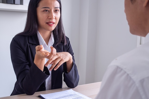 Mulheres de negócios ou consultores comerciais e financeiros estão aconselhando vendedores ou clientes. a empresa sugere soluções para problemas operacionais. conceitos de aconselhamento negociação empresarial