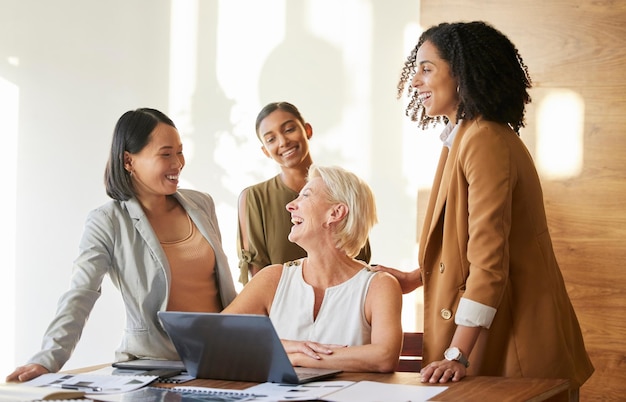 Foto mulheres de negócios planejando e trabalho em equipe no laptop para colaboração em reuniões de marketing e apresentação engraçada no escritório gerente de pessoas profissionais e funcionários no computador para ideias de design de sites