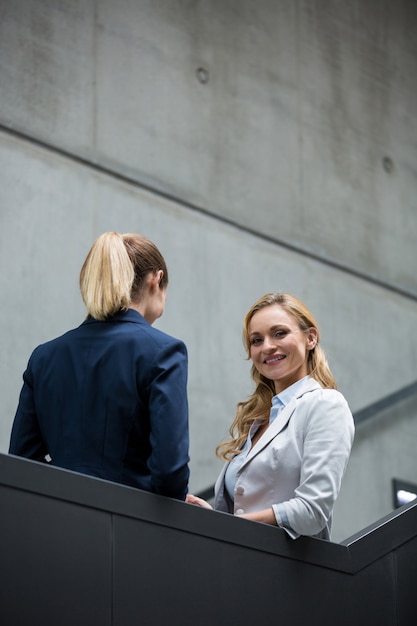 Mulheres de negócios tendo uma conversa