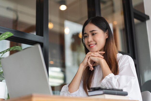 Mulheres de negócios trabalhando em novas startups em laptops para analisar o financiamento de projetos em escritórios externos