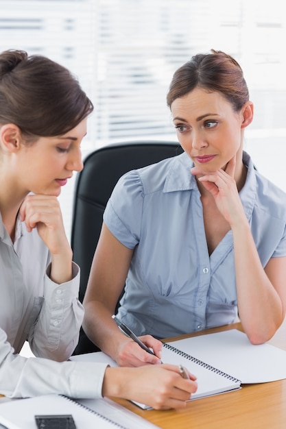 Mulheres de negócios trabalhando juntas