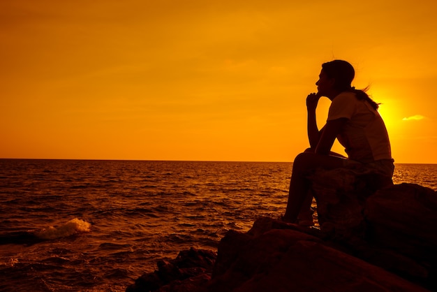 Foto de Silhueta De Perfil Masculino Triste Ou Solidão Jovem Em Fundo Negro  Pessoa Irreconhecível Olhando Para Baixo Imagem Com Espaço De Cópia e mais  fotos de stock de Depressão - Tristeza - iStock