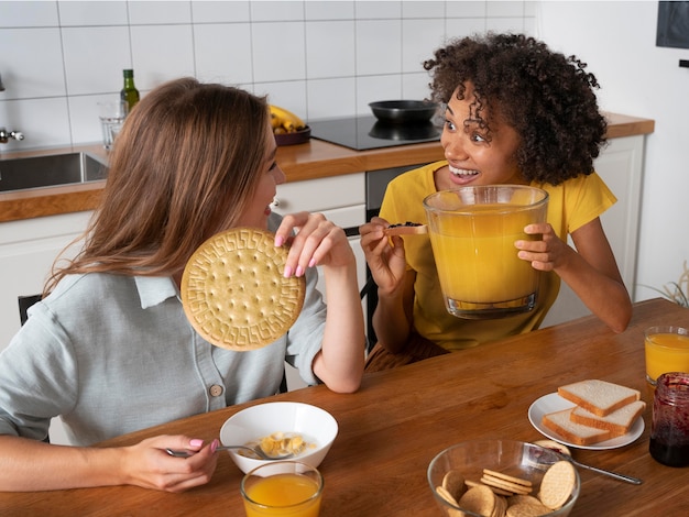 Mulheres de tamanho médio com comida e bebida gigantes.