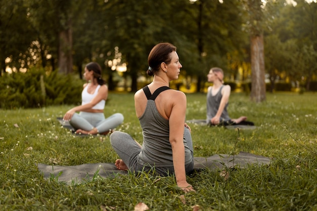 Foto mulheres de tiro completo meditando no parque