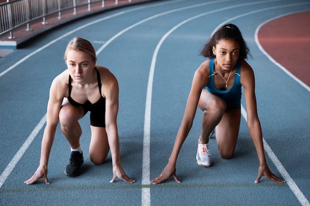 Mulheres de tiro completo prontas para correr