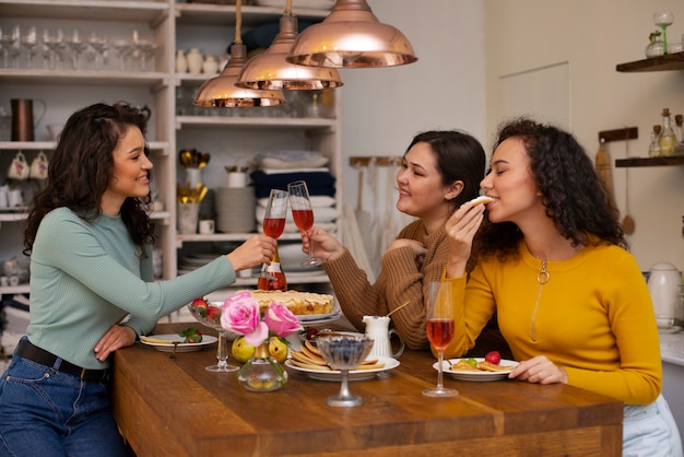 Foto mulheres de tiro médio com comida deliciosa