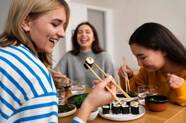 Mulheres de tiro médio comendo juntas