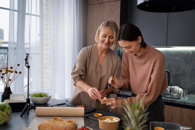 Foto mulheres de tiro médio cozinhando juntas