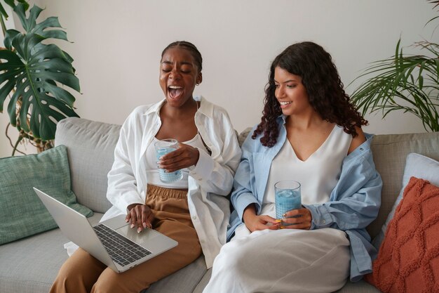 Mulheres de tiro médio desfrutando de matcha azul em casa