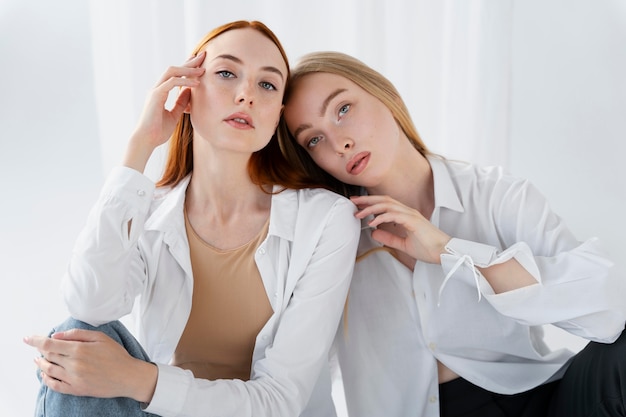 Foto mulheres de tiro médio posando juntas