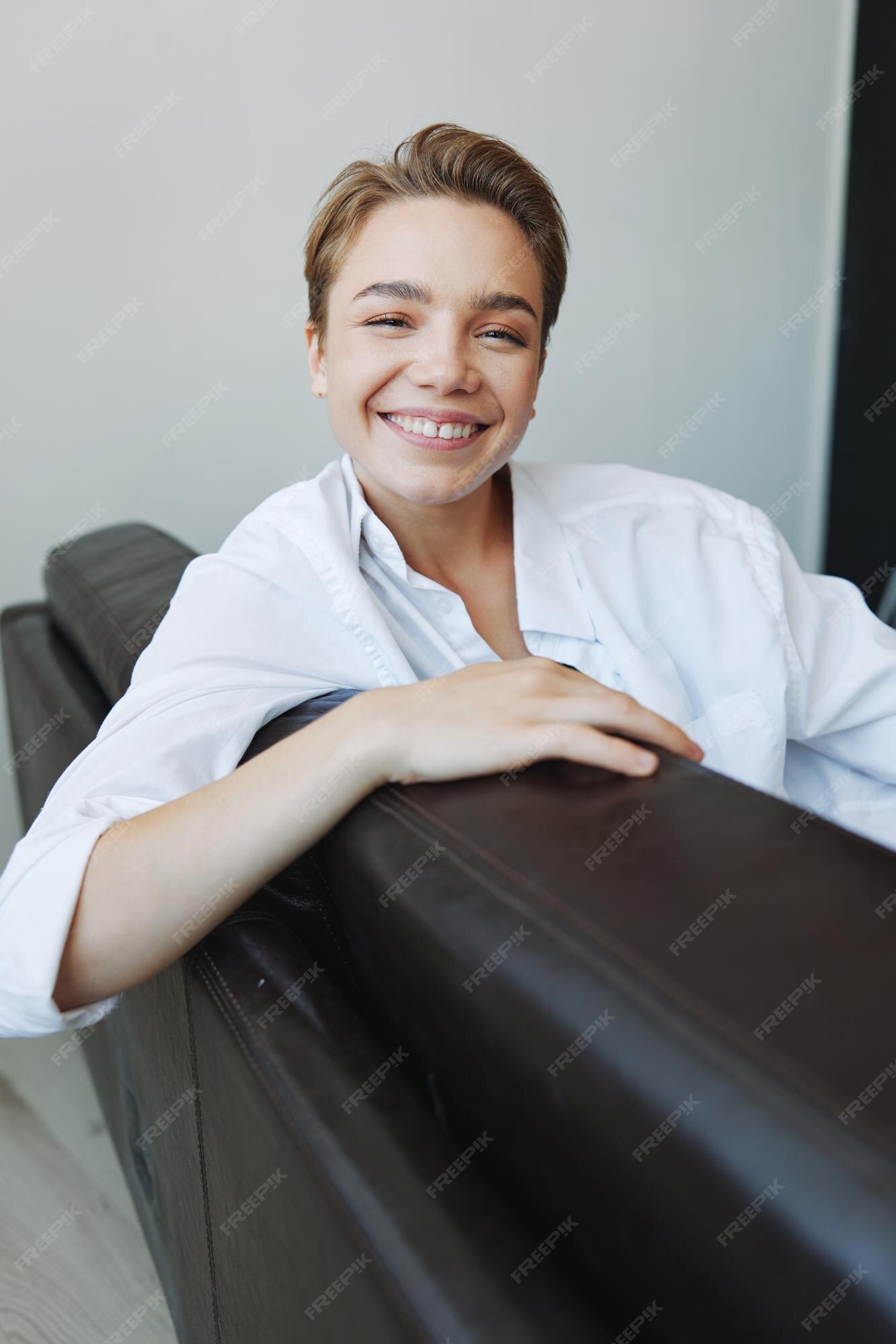 Mulheres Deitadas Em Casa No Sofá Retrato Com Um Corte De Cabelo Curto Em  Uma Camisa Branca, Sorriso, Depressão Em Adolescentes, Férias Em Casa Foto  Royalty Free, Gravuras, Imagens e Banco de