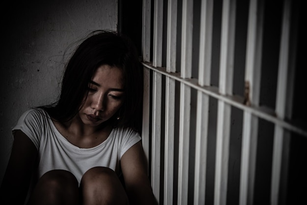 Mulheres desesperadas para pegar a prisão de ferro conceito de prisioneiros povo da tailândiaEsperança de serem livres Se violarem a lei seriam presas e encarceradas