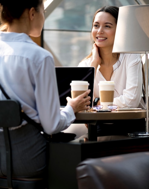 Mulheres, desfrutando, algum, manhã, café