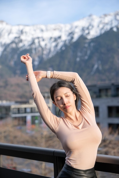 Mulheres desfrutando na varanda com vista para as montanhas Alpes suíços