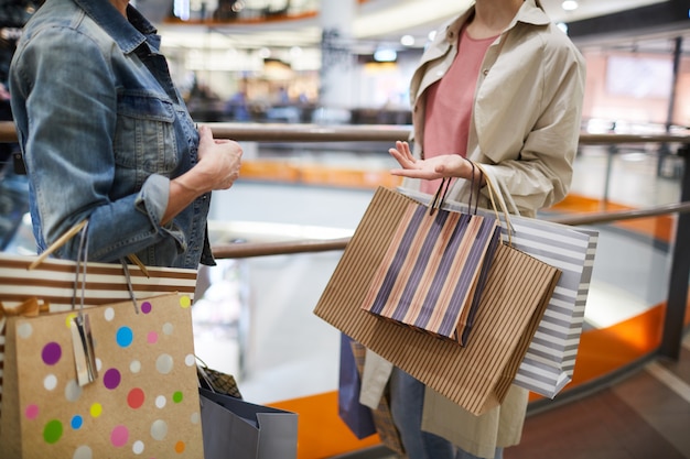 Mulheres discutindo compras no shopping