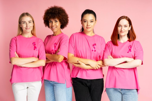 Mulheres diversas unidas em rosa mostrando apoio à conscientização sobre o câncer de mama