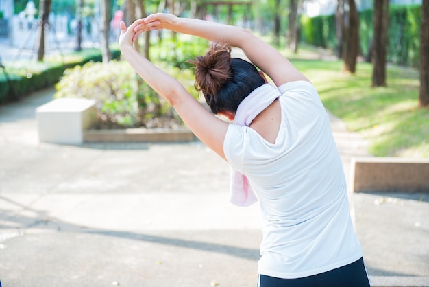 mulheres do esporte exercitam e correm no jardim para uma vida saudável