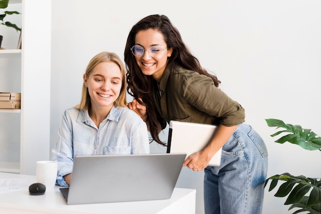 Foto mulheres do smiley no escritório