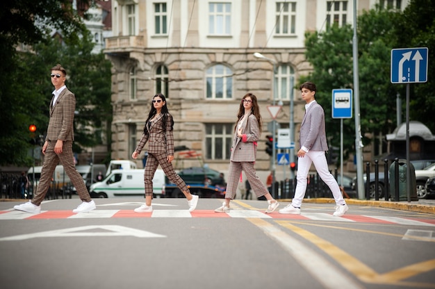 Mulheres e homens caminhando na rua