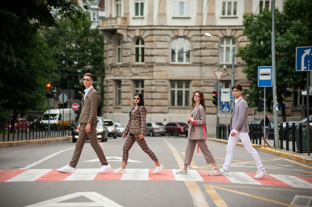 Mulheres e homens caminhando na rua