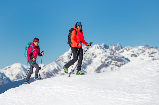 mulheres em escalada no sky resort