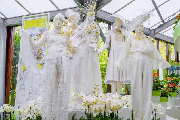 Mulheres em estátuas de chapéus Keukenhof park Lisse Holanda Holanda