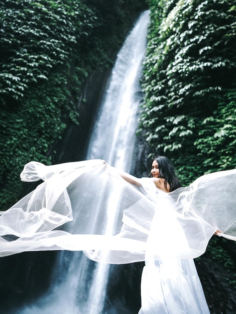 Foto mulheres em frente à cachoeira