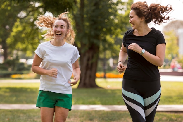 Mulheres em roupas esportivas correndo juntas