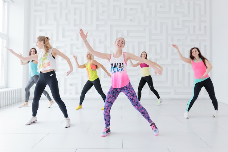 mulheres em roupas esportivas na aula de dança Zumba