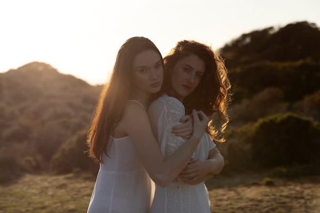 Foto mulheres em tiro médio se abraçando ao ar livre