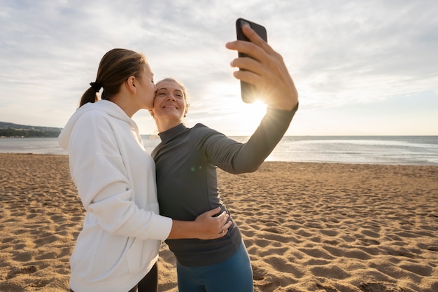 Mulheres em tiro médio tirando selfie