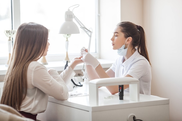 Mulheres em um salão de beleza fazendo tratamento