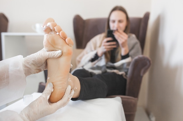 Mulheres em um salão de beleza fazendo tratamento