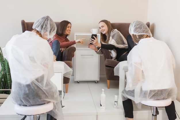 Foto mulheres em um salão de beleza fazendo tratamento