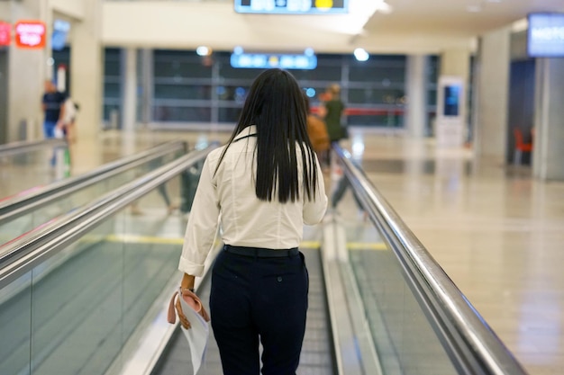 Mulheres em uma escada rolante horizontal